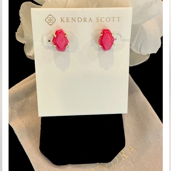 🆕 Kendra Scott Inayah Deep Pink Gold Tone Stud Earrings-NWOT W/Pouch - Picture 1 of 3